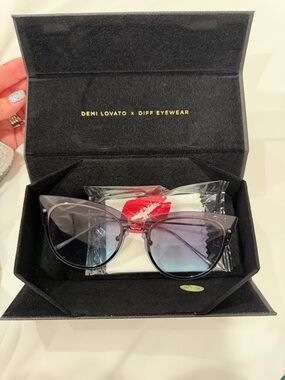 Diff Eyewear Demi Lovato Cat-Eye Sunglasses in Black and Gradient Blue